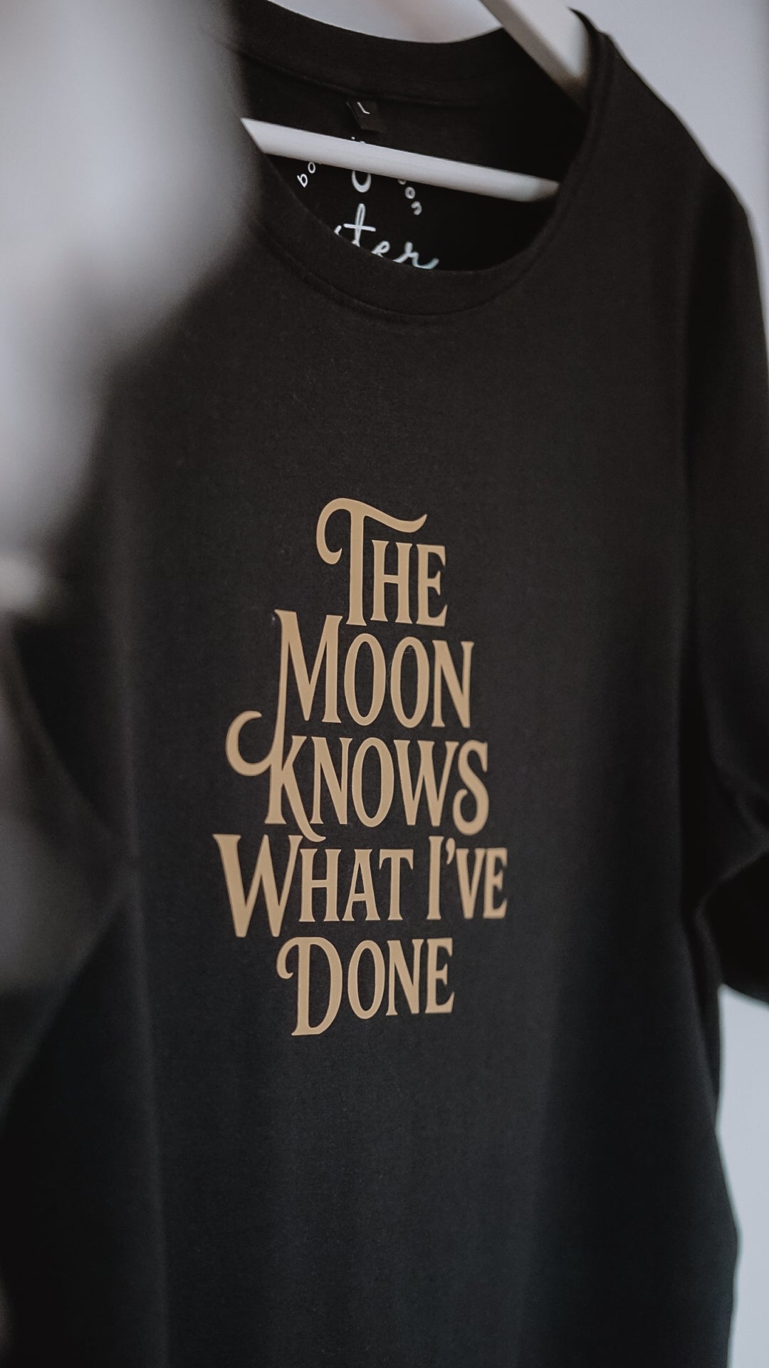 The Moon knows | crop tee