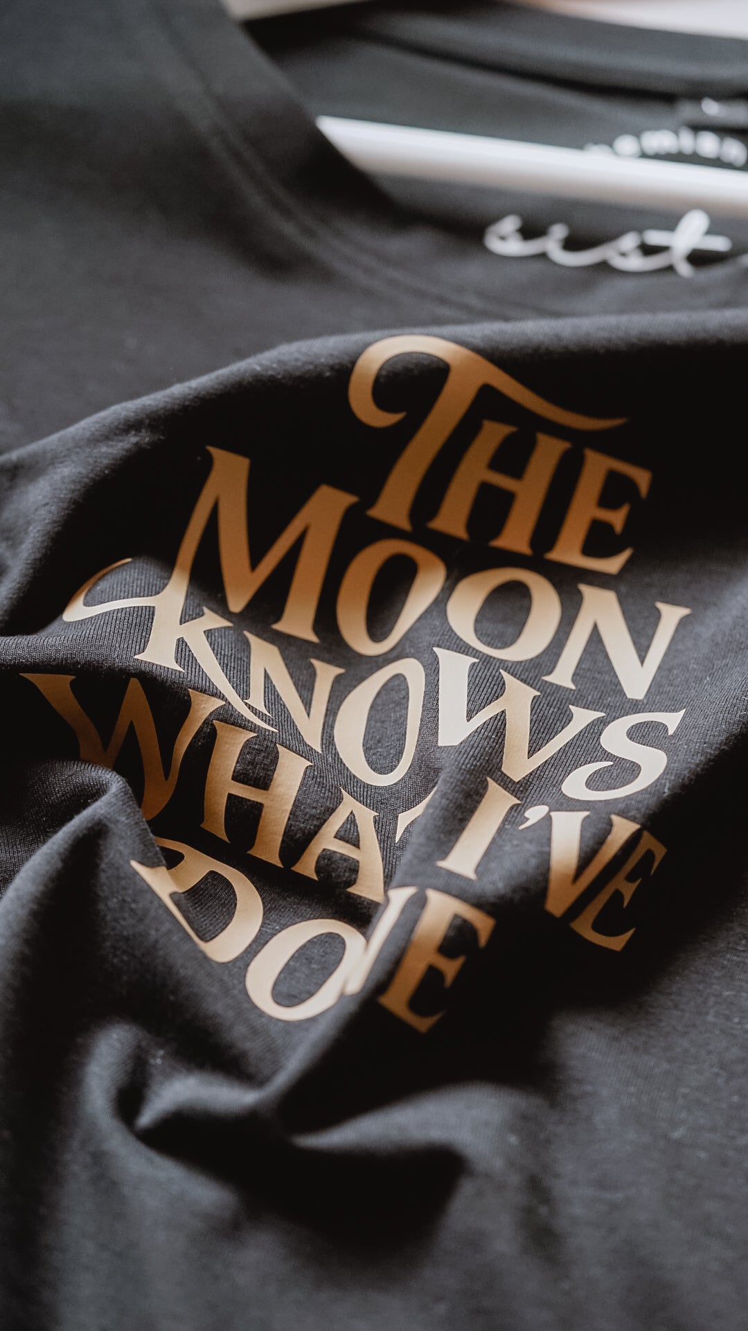 The Moon knows | crop tee
