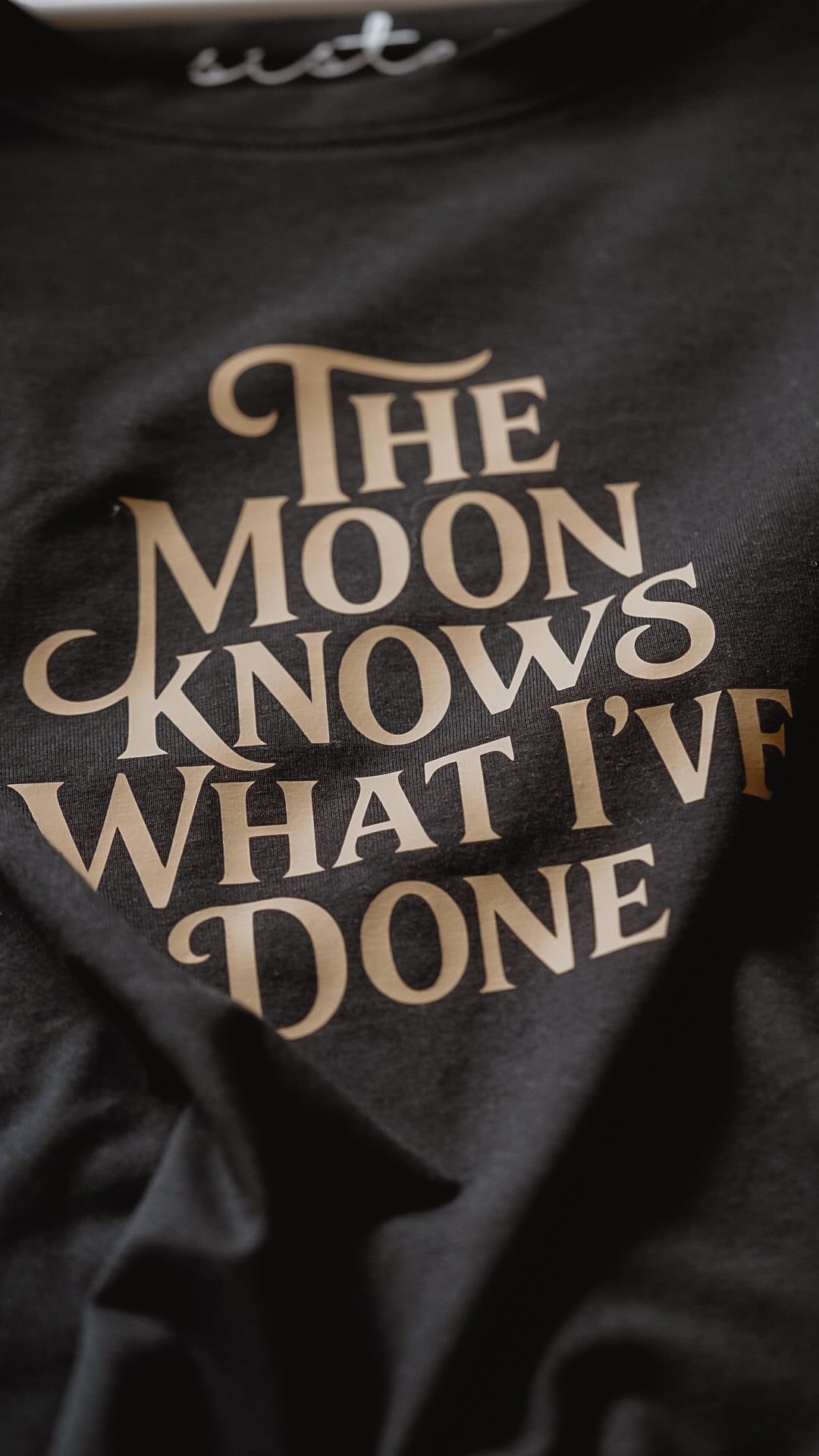 The Moon knows | crop tee