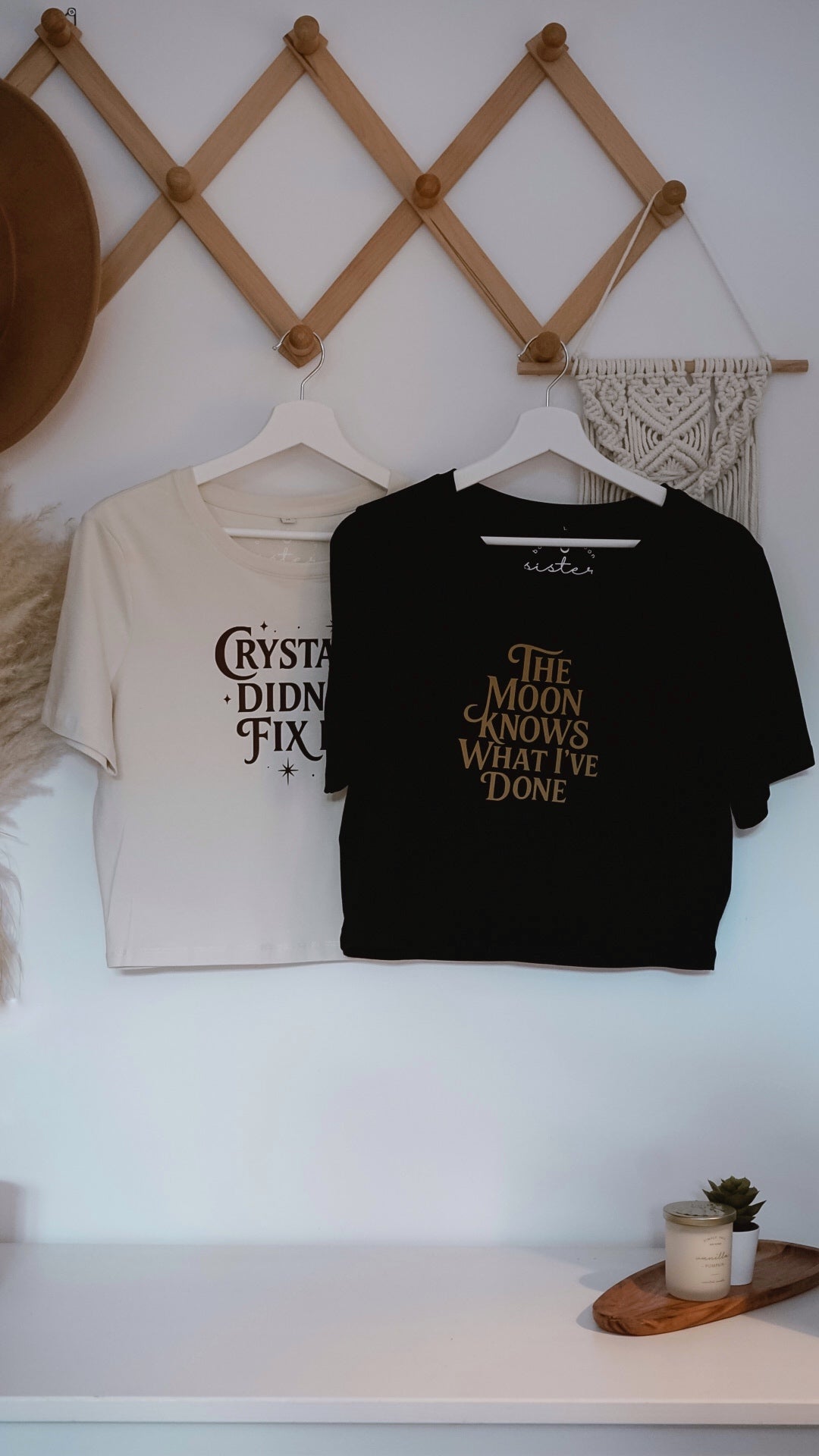 The Moon knows | crop tee