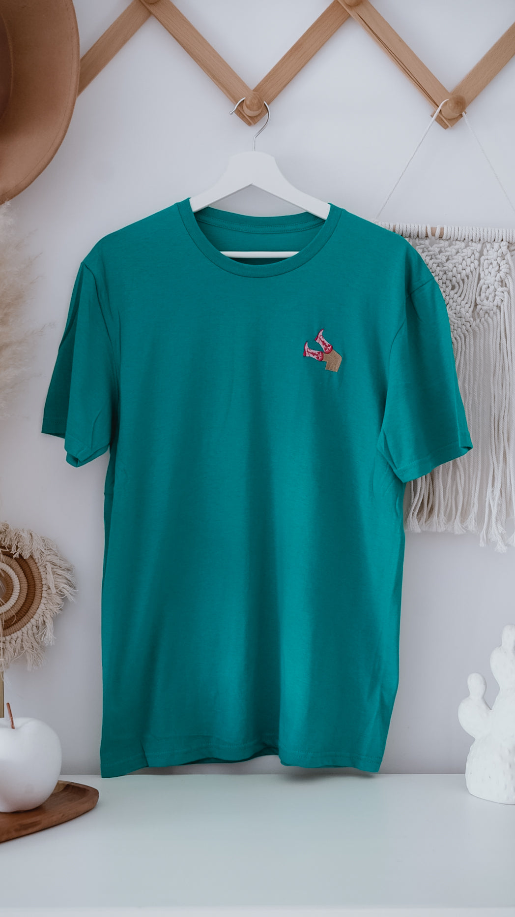 Cowboy boots | t-shirt