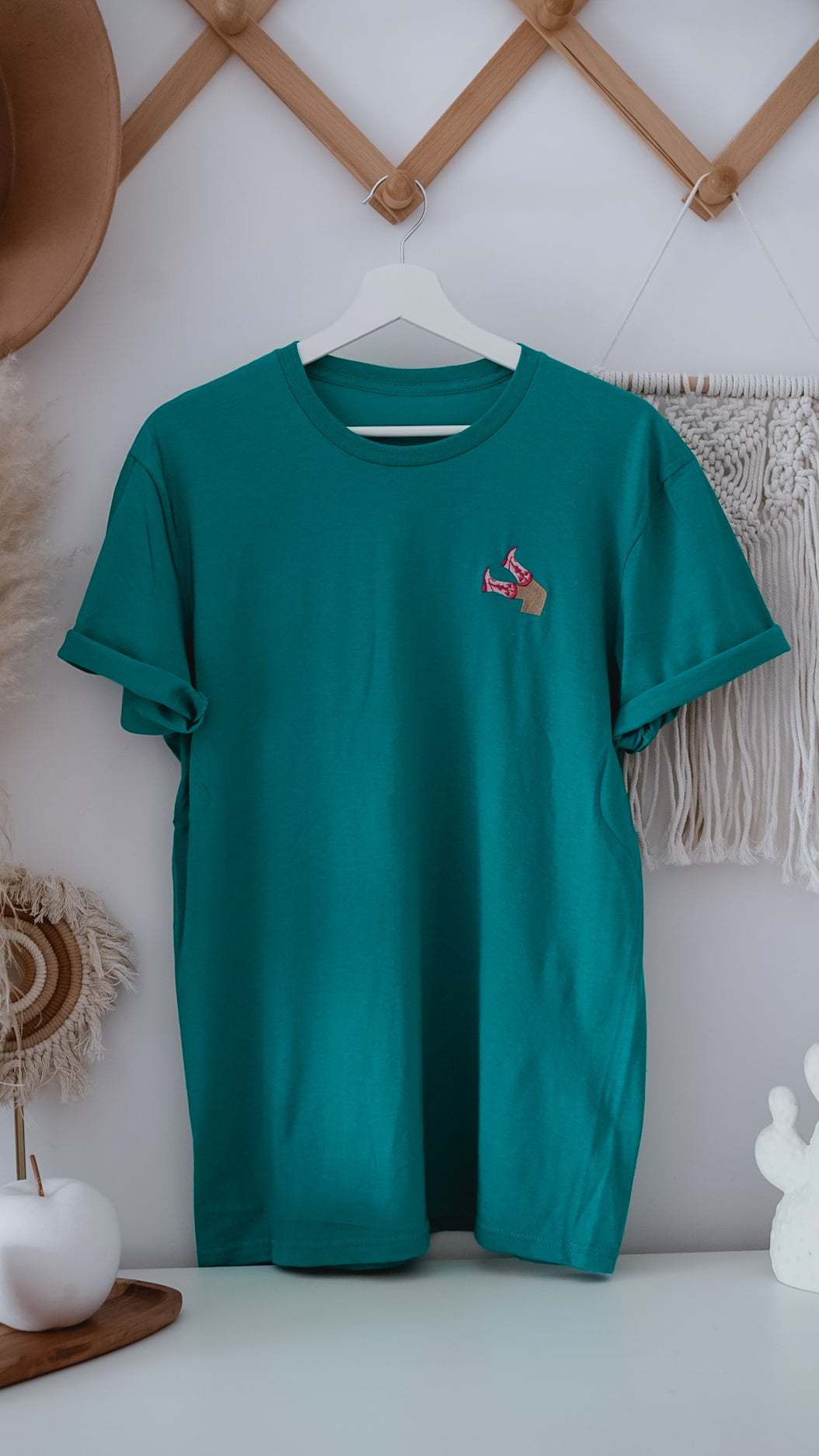 Cowboy boots | t-shirt